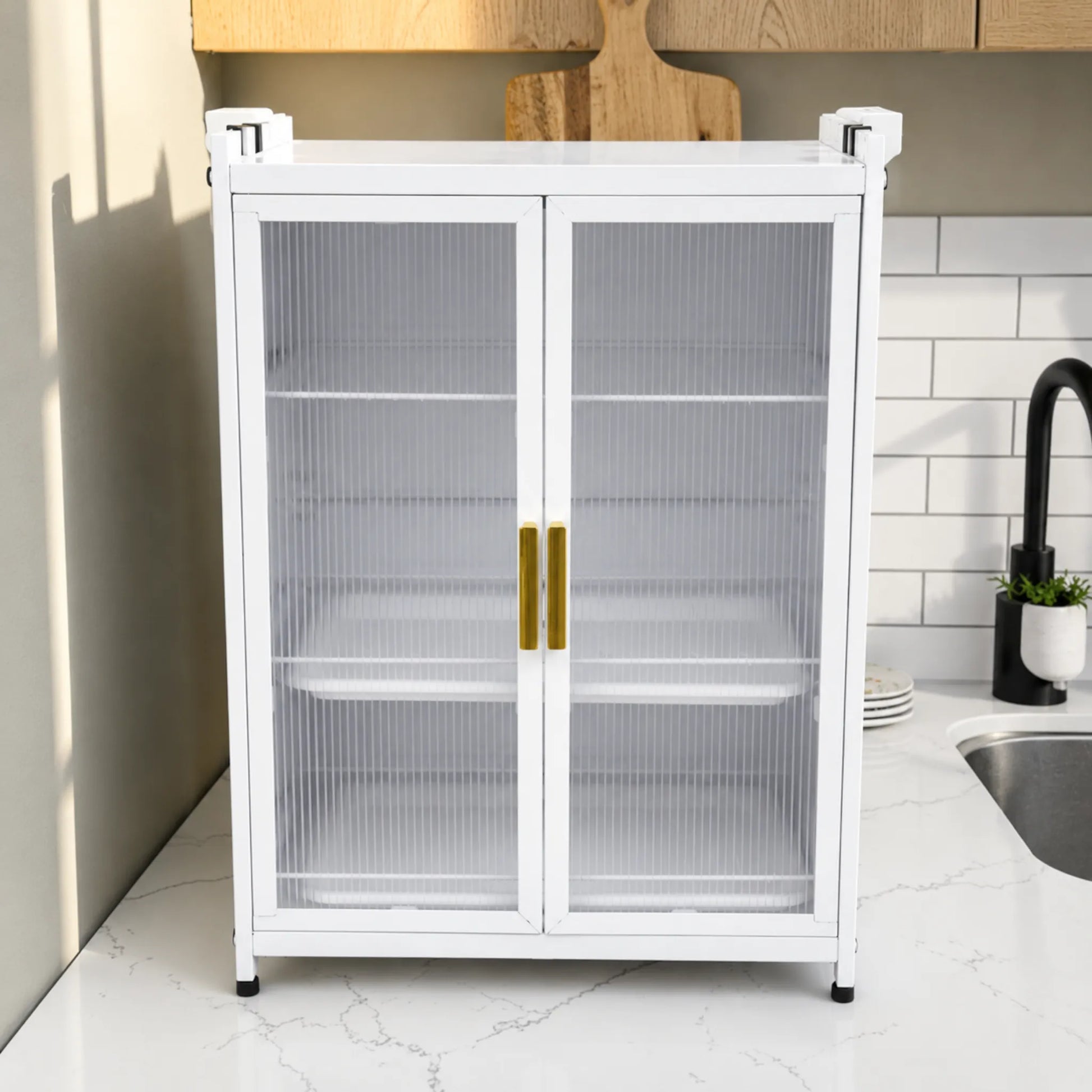 Organizador de cocina para platos KC-801 Ambienta color blanco, vista frontal con puertas translúcidas cerradas, jaladeras doradas y estructura compacta para encimera.

