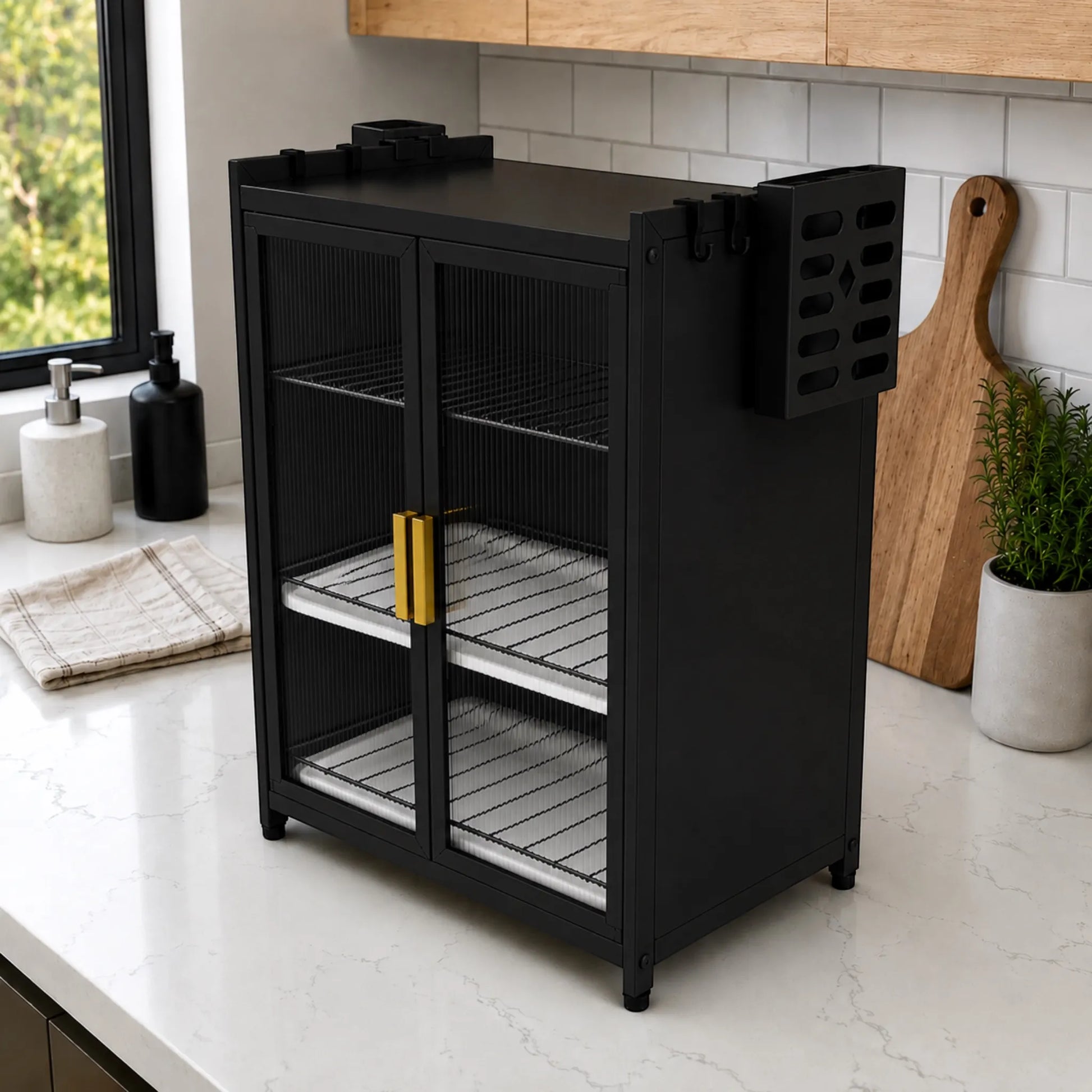 Organizador de cocina para platos KC-801 Ambienta color negro, vista diagonal con puertas translúcidas cerradas, jaladeras doradas, porta cuchillos y ganchos laterales.