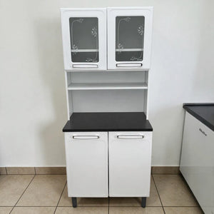 Vista completamente frontal del mueble armado, con puertas superiores decoradas y puertas inferiores cerradas. Ideal para posicionar búsquedas de organizador de cocina Bertolini, mueble auxiliar de cocina blanco, alacena de cocina pequeña.