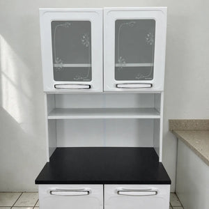 Vista frontal cercana del organizador de cocina 2x1 Bertolini blanco con tablero negro, puertas superiores decoradas y compartimento central abierto.