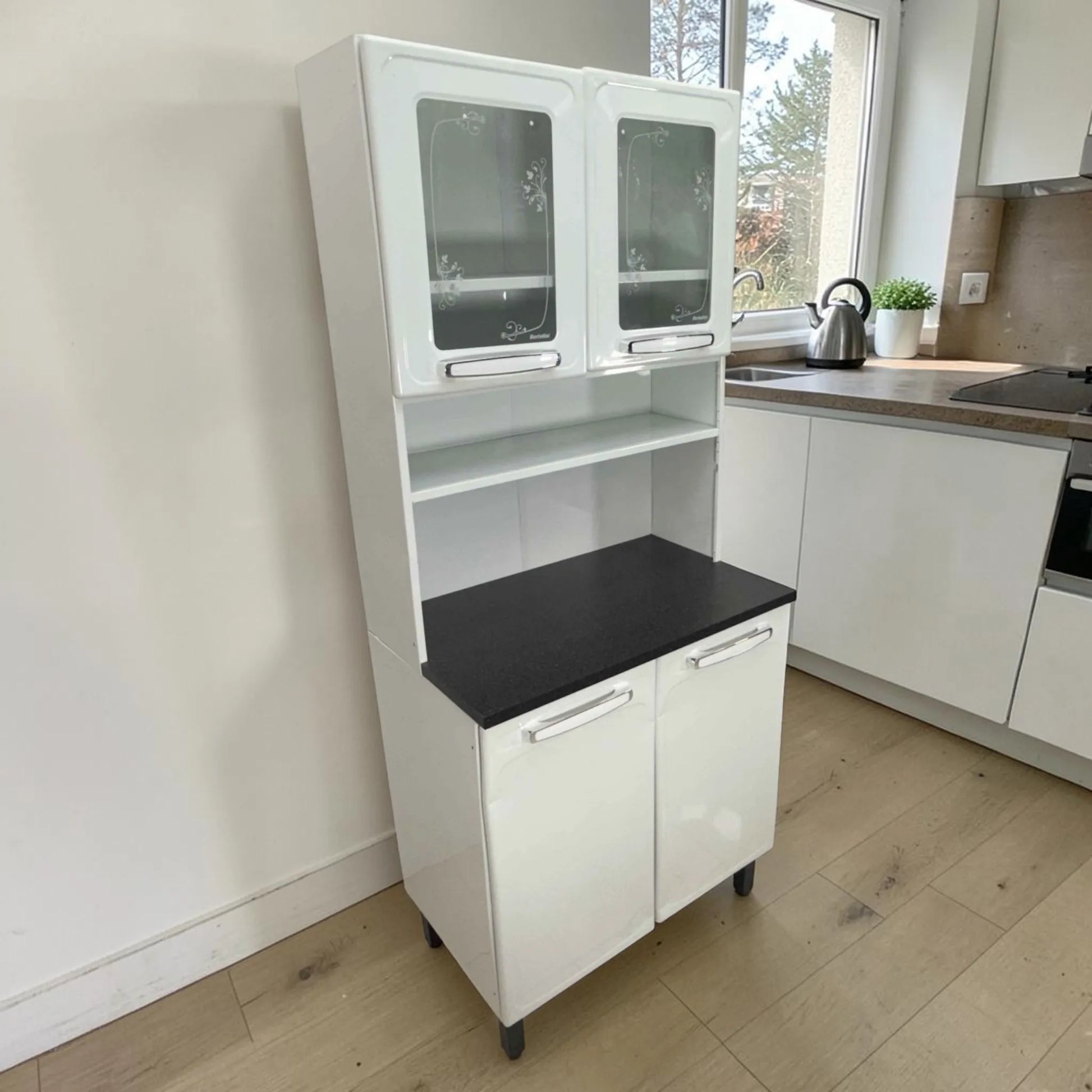 Vista lateral izquierda del organizador de cocina 2x1 Bertolini en color blanco con tablero negro, ideal para espacios pequeños.