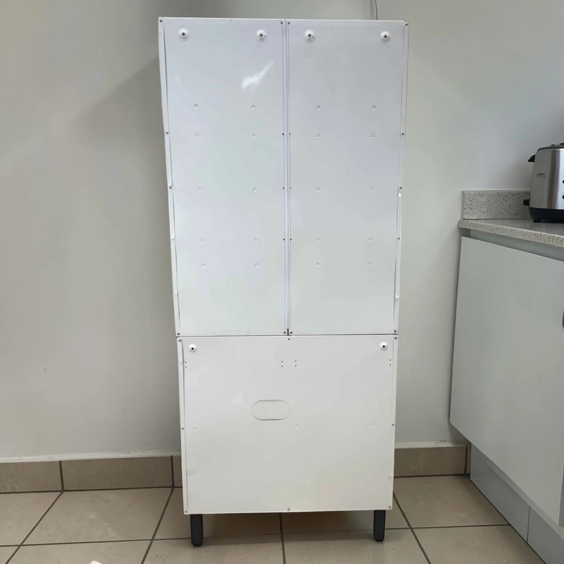 Vista posterior del organizador de cocina 2x1 Bertolini blanco, mueble auxiliar alto con estructura compacta y patas elevadas.