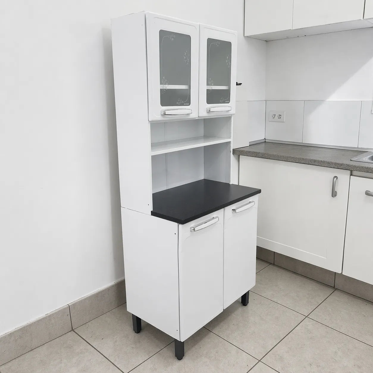 Vista angular lateral del organizador de cocina Bertolini blanco con tablero negro, mueble auxiliar 2x1 para almacenamiento y apoyo de cocina.
