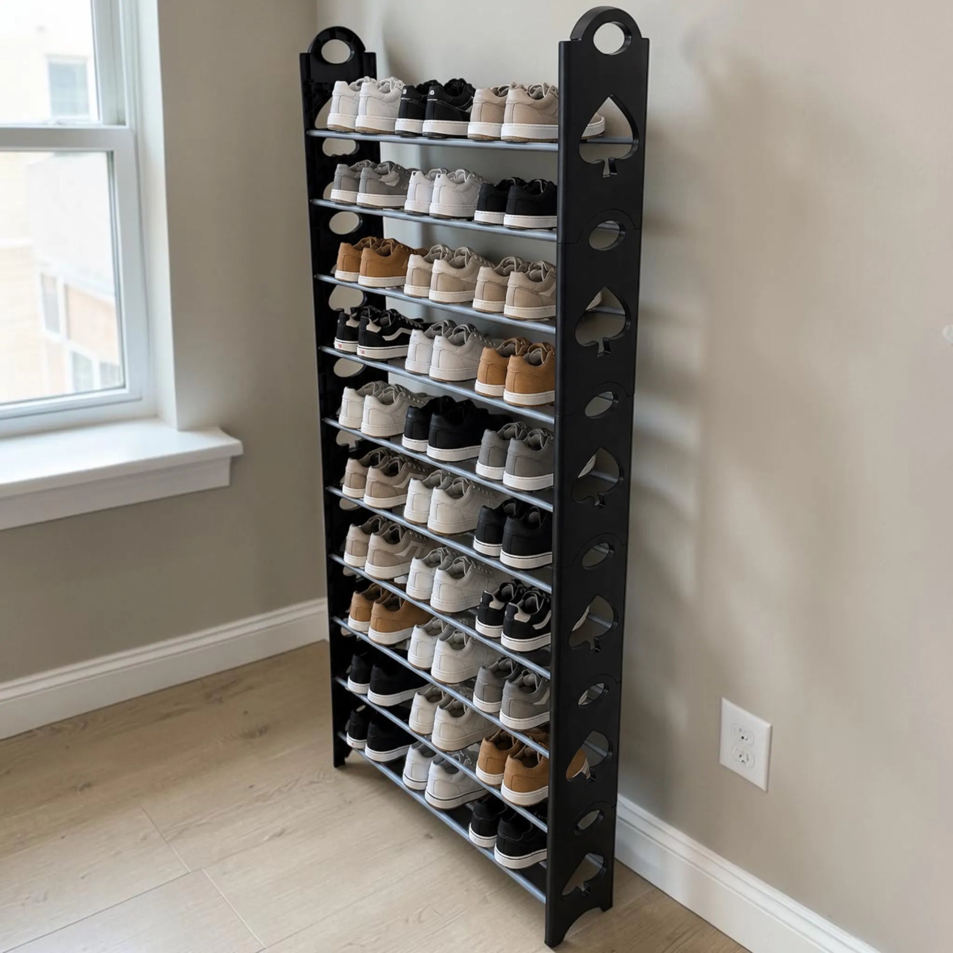 Organizador de zapatos Tidy House TDY-313 color negro con tubos grises, capacidad para 30 pares, vista lateral en habitación.