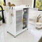 Organizador de platos para cocina KC-801 Ambienta en color blanco, con puertas abiertas, vajilla organizada, porta cubiertos lateral, ganchos y porta cuchillos.