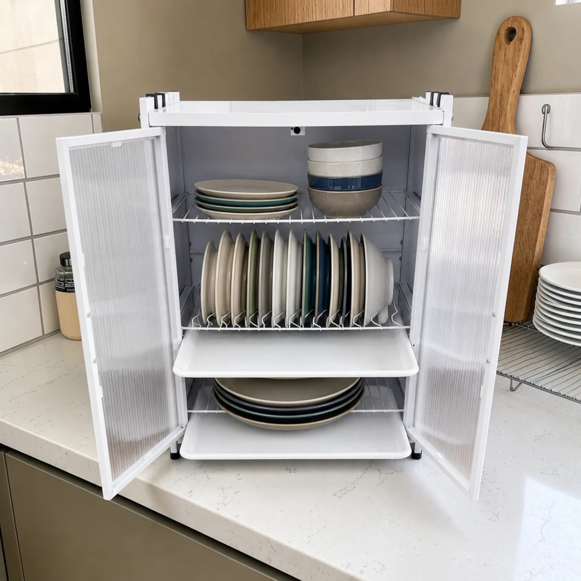 Organizador de platos KC-801 Ambienta blanco con puertas abiertas, mostrando capacidad para platos, bowls y vajilla en cocina moderna de apartamento.