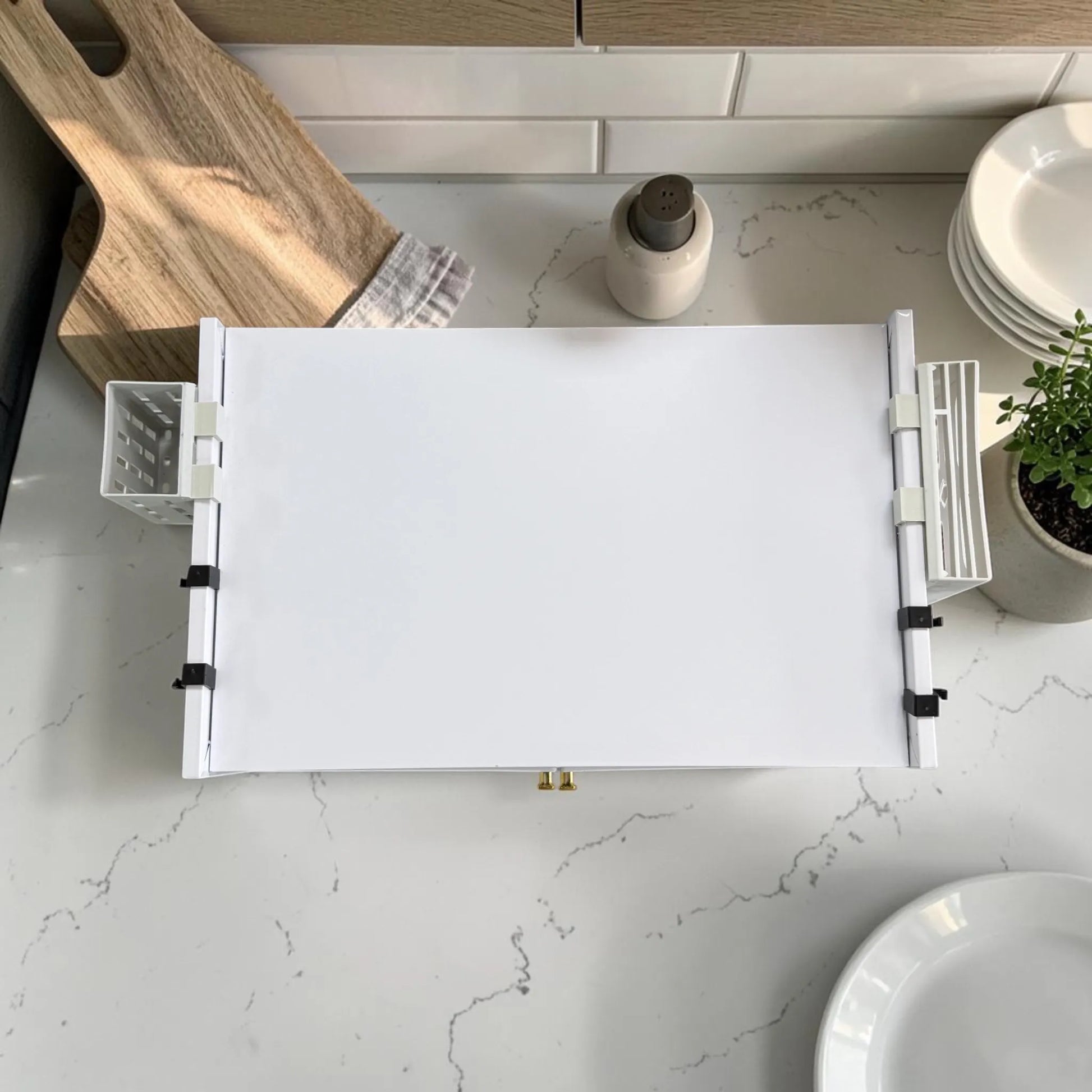 Organizador de vajilla KC-801 Ambienta color blanco visto desde atrás y arriba, con accesorios removibles laterales para cubiertos, cuchillos y utensilios.