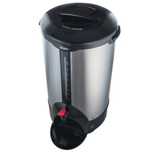 Vista superior en ángulo de la cafetera percoladora Oster BVSTDC3394 de 100 tazas, acero inoxidable, tapa con seguro de giro y asas laterales; se aprecia el visor de nivel frontal.