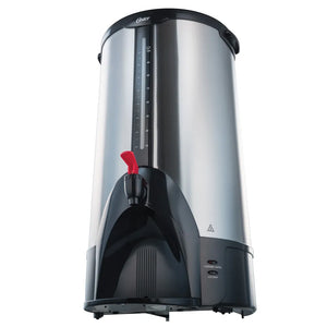 Cafetera percoladora Oster BVSTDC3394 de 100 tazas en acero inoxidable, base negra con grifo de palanca roja e indicador de nivel frontal; vista en perspectiva 3/4 izquierda.