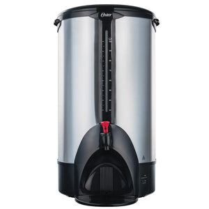 Vista frontal de la percoladora Oster BVSTDC3394 para 100 tazas, cuerpo en acero inoxidable, grifo central con palanca roja, bandeja antigoteo e indicador de nivel hasta 100 tazas.