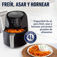 Freidora de aire Oster CKSTAF40D-013 negra de 4 litros en uso, ideal para freír, asar y hornear porciones grandes; canasta con papas.