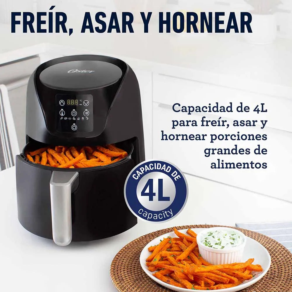 Freidora de aire Oster CKSTAF40D-013 negra de 4 litros en uso, ideal para freír, asar y hornear porciones grandes; canasta con papas.