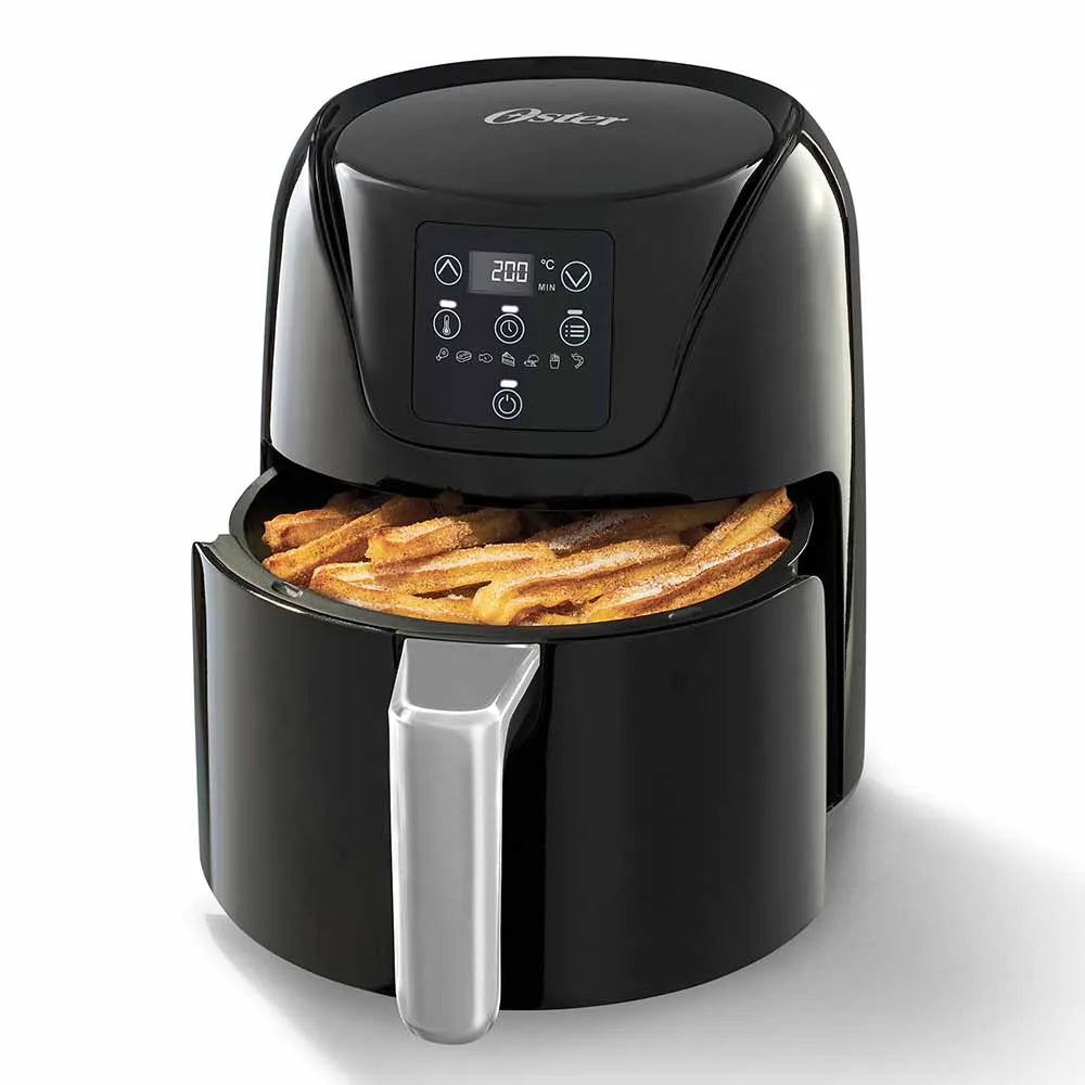 Freidora de aire Oster CKSTAF40D-013 negra de 4 L con panel digital a 200 °C y canasta abierta con papas fritas, vista tres cuartos.