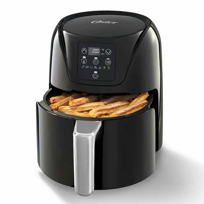 Freidora de aire Oster CKSTAF40D-013 negra de 4 L con panel digital a 200 °C y canasta abierta con papas fritas, vista tres cuartos.