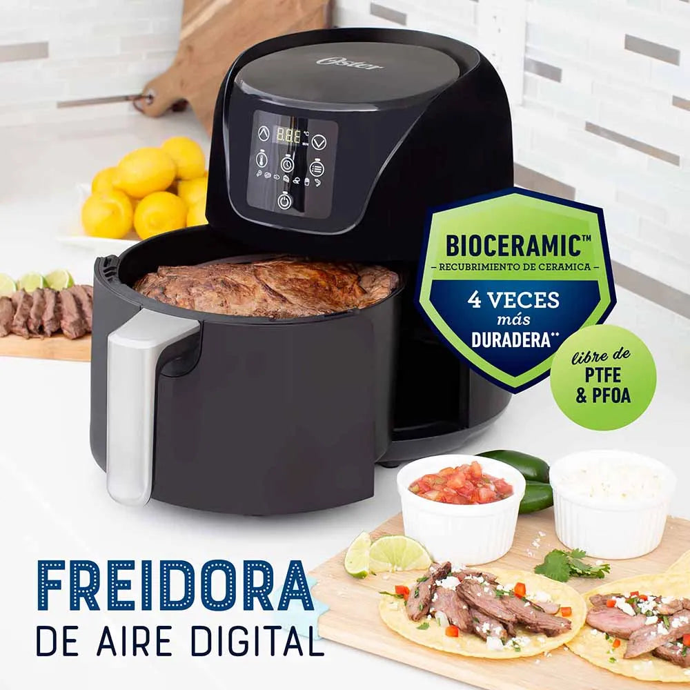Freidora de aire Oster 4 L con recubrimiento Bioceramic, más duradera y libre de PTFE y PFOA, canasta abierta con carne asada en cocina doméstica.