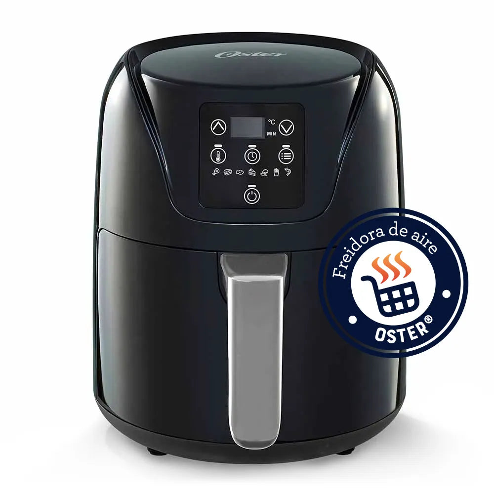 Freidora de aire Oster CKSTAF40D-013 negra, vista frontal en fondo blanco con panel digital y asa plateada.