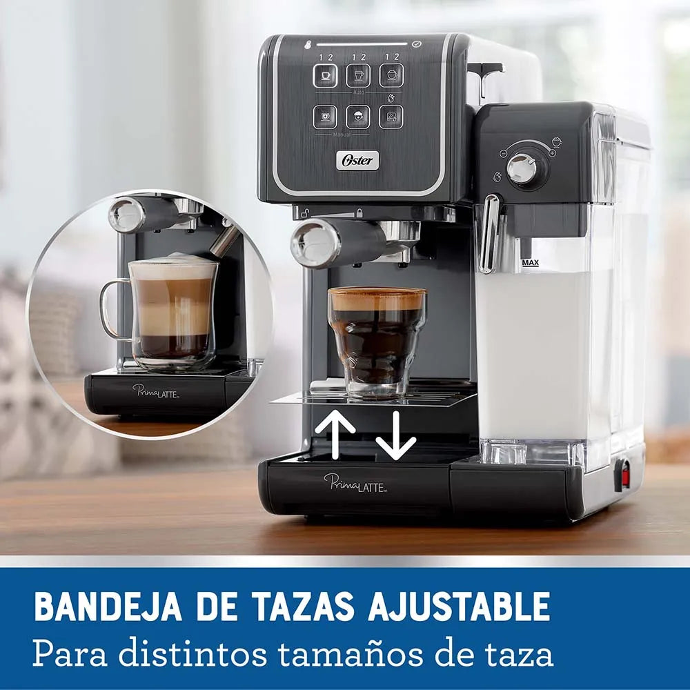 Bandeja para tazas ajustable en altura de la Oster PrimaLatte 2 Touch; ejemplo con taza alta para latte y vaso pequeño de espresso.