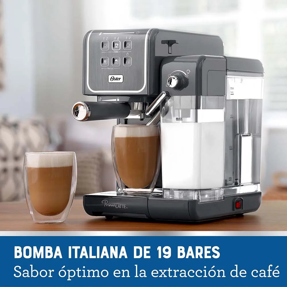 Oster PrimaLatte 2 Touch en ambiente de cocina, vista 3/4, destacada la bomba italiana de 19 bares para extracción óptima; dos tazas servidas.