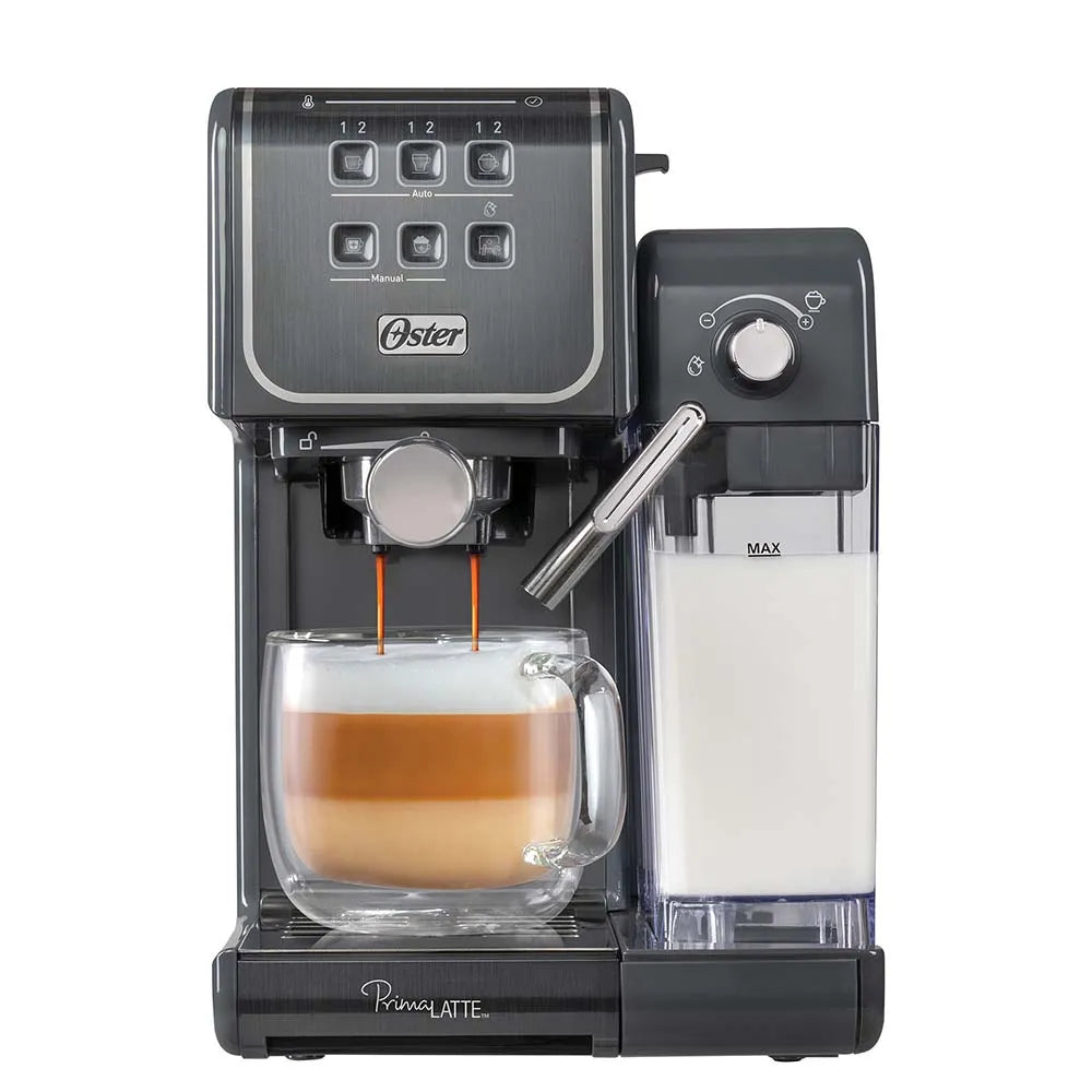 Cafetera Oster PrimaLatte 2 Touch BVSTEM6801M color gris, vista frontal en fondo blanco, panel táctil, extracción doble y depósito de leche 600 ml; tamaño compacto 37.1×22.1×37.1 cm.