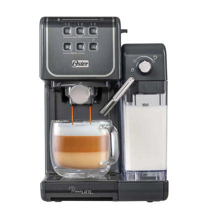 Cafetera Oster PrimaLatte 2 Touch BVSTEM6801M color gris, vista frontal en fondo blanco, panel táctil, extracción doble y depósito de leche 600 ml; tamaño compacto 37.1×22.1×37.1 cm.