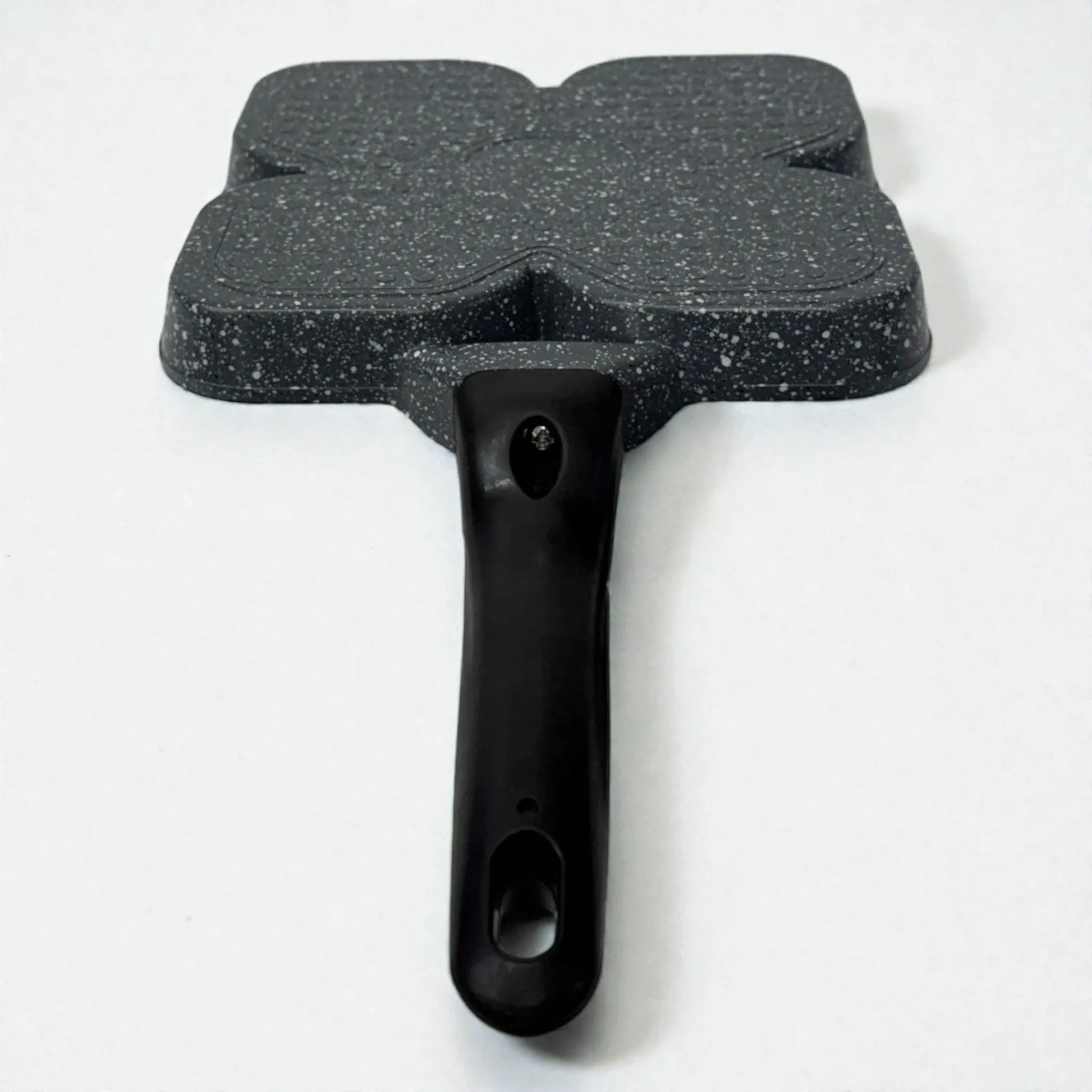 Parte trasera del sarten antiadherente Synamore 5 en 1 en color gris moteado con mango negro, fotografiado sobre fondo blanco con vista completa de la base.