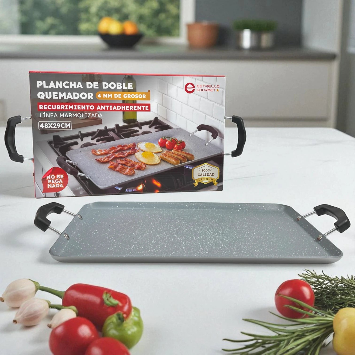 Plancha de doble quemador Estrella Gourmet 48x29 cm con recubrimiento antiadherente marmolizado, presentación en caja sobre estufa.