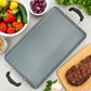 Plancha Estrella Gourmet de doble quemador 48x29 cm colocada sobre mesa con verduras y carne, vista superior completa.