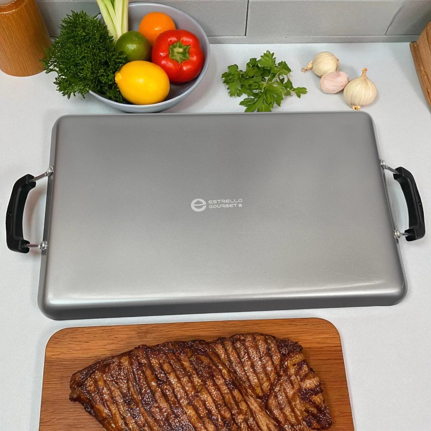 Parte trasera de la plancha Estrella Gourmet de doble quemador 48x29 cm, acero plateado con logotipo de la marca.