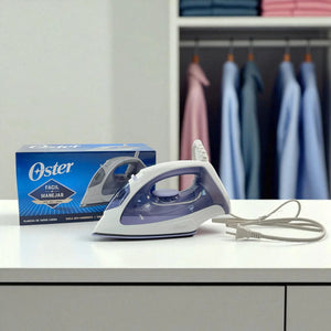 Plancha Oster GCSTBS3802 en posición horizontal lateral, color blanco con morado, junto a su caja de presentación.