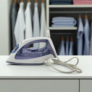 Plancha de vapor Oster GCSTBS3802 en posición horizontal vista lateral, diseño ligero en color blanco y morado.