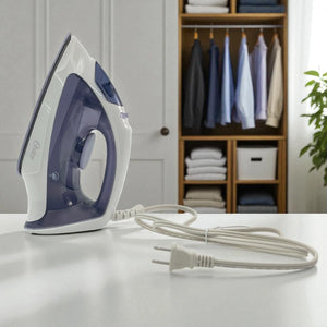 Plancha Oster GCSTBS3802 colocada en posición vertical, vista lateral, color blanco con morado, con ropa colgada de fondo.