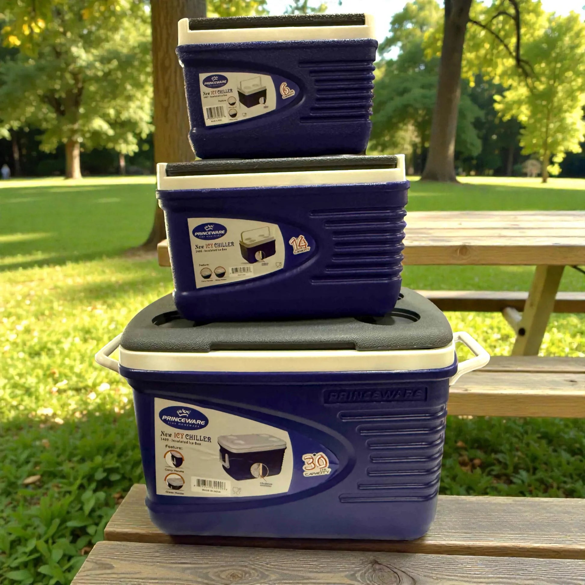 Hieleras Princeware New Icy Chiller apiladas por tamaño: 6L arriba, 14L al centro y 30L abajo, color azul con detalles blanco/gris, mostrando el set completo 3409-C1PB.