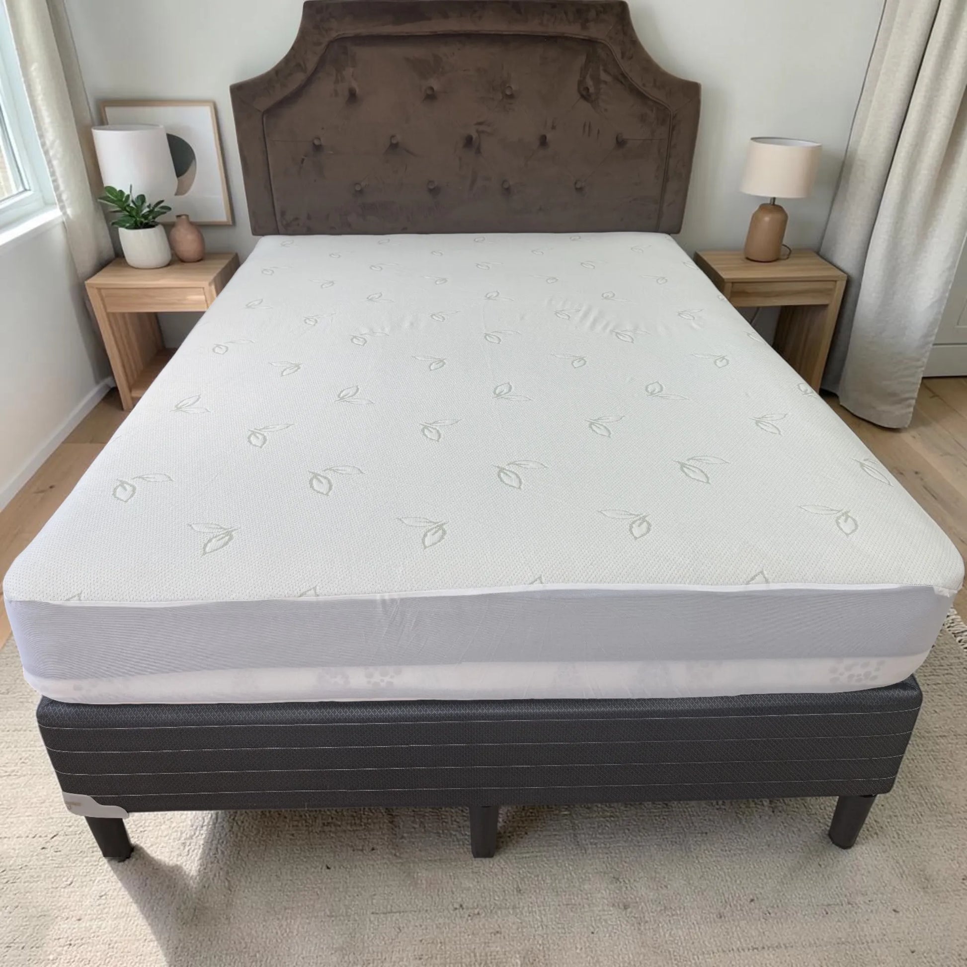 Vista frontal del protector de colchón blanco Pacific Home completamente instalado, con superficie de fibra de bambú y falda ajustada alrededor de la cama.