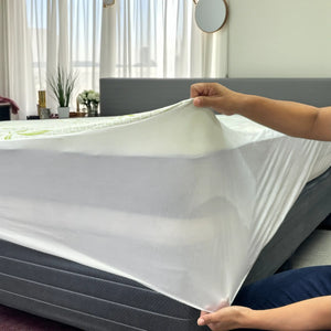 Detalle de funda ajustable con elástico del protector Scarlett Classics Bamboo Sensation, borde estirado en la esquina; blanco con motivo de bambú, para twin, full y queen (38 cm).