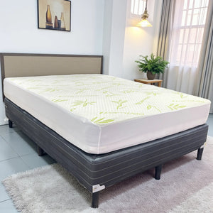 Vista general del protector de colchón Scarlett Classics Bamboo Sensation sobre la cama; blanco con diseño de bambú, impermeable y respirable, tallas twin, full y queen (38 cm).