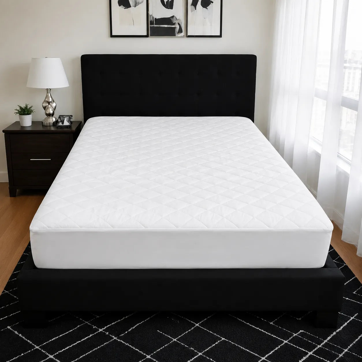Protector de colchón acolchado blanco con ajuste profundo para colchones de hasta 40 cm de altura.