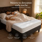 Pareja durmiendo cómodamente sobre una cama con protector de colchón Cooling blanco, superficie transpirable, acolchada y fresca para un descanso más confortable.