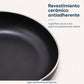 Primer plano del interior oscuro y liso de un sartén Caracol con revestimiento cerámico antiadherente y borde metálico plateado.