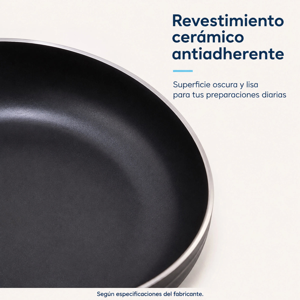 Primer plano del interior oscuro y liso de un sartén Caracol con revestimiento cerámico antiadherente y borde metálico plateado.