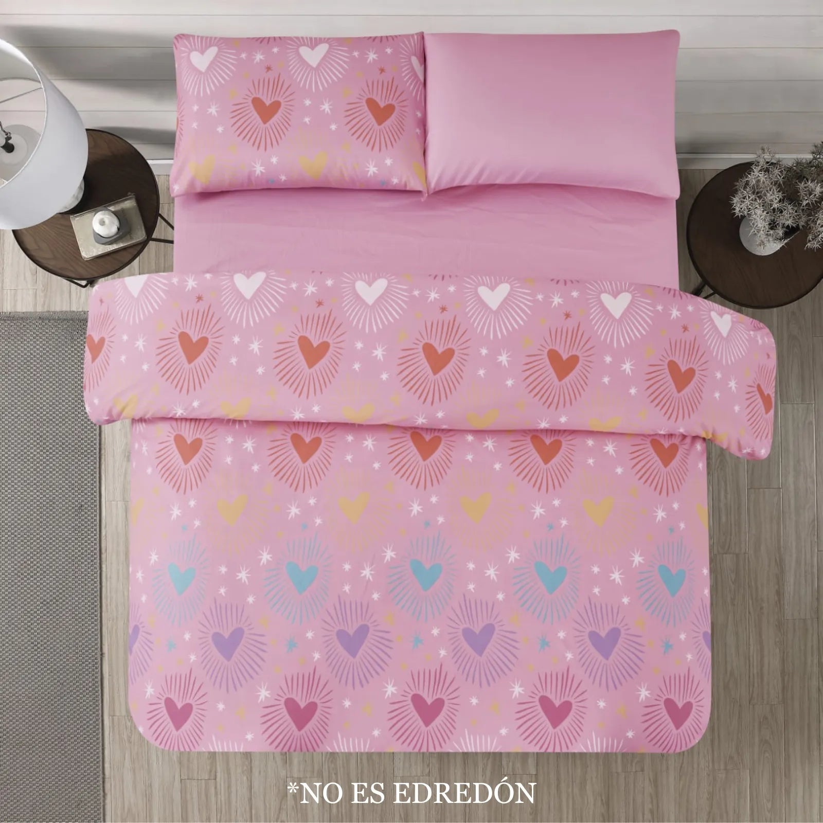 Juego de sábanas Dania Coco en rosa con estampado de corazones multicolor, diseño romántico y juvenil, ideal para dormitorios femeninos