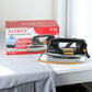 Plancha seca eléctrica Sankey JP-83 de 1000 W en vista frontal 3/4, color negro con cuerpo cromado y suela cerámica dorada, junto a la caja del producto.