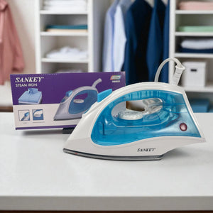 Plancha a vapor Sankey modelo PV-108 color azul, vista frontal con su caja, sobre mesa blanca y fondo de armario.
