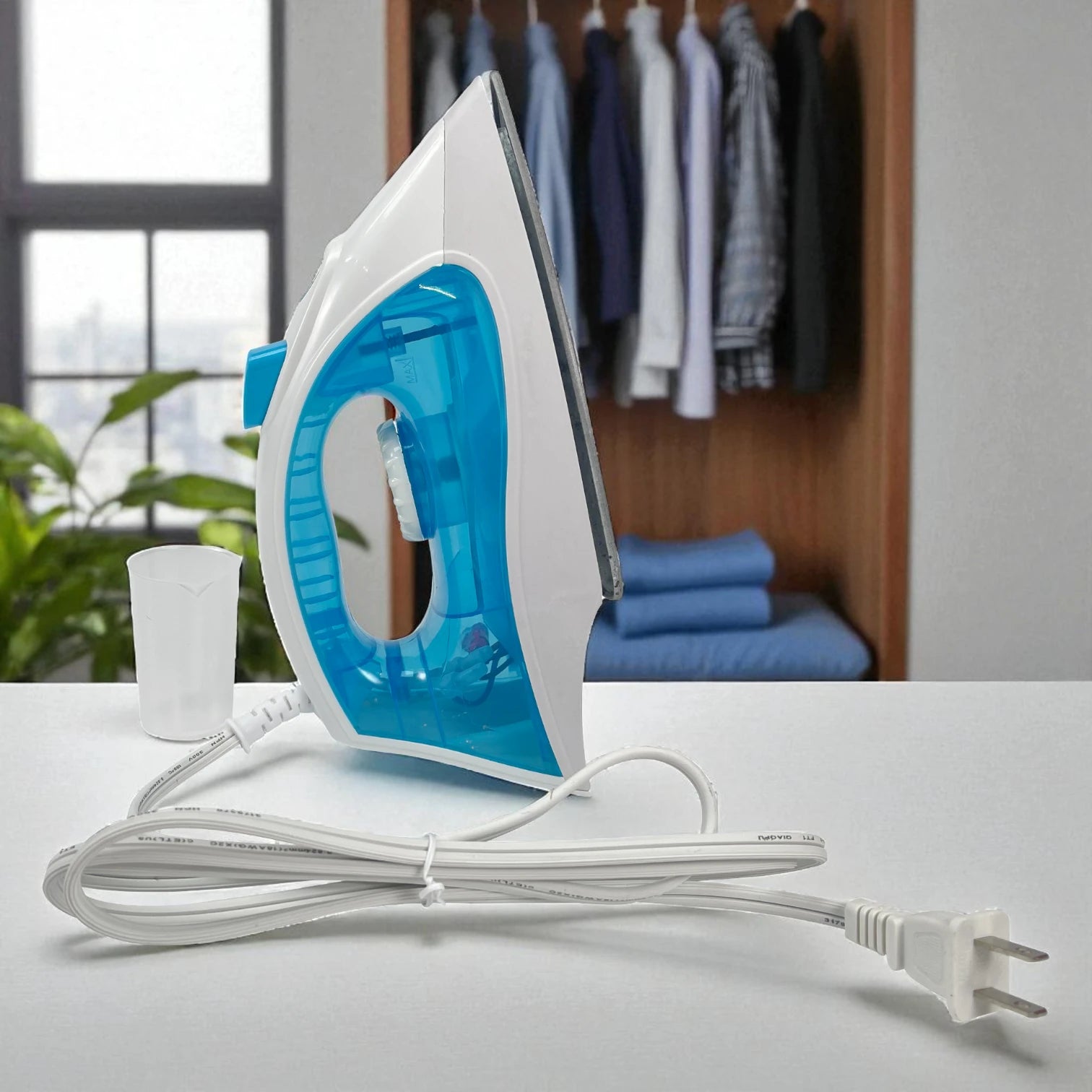 Plancha Sankey PV-108 azul vista lateral, con cable largo blanco extendido y vaso medidor de agua incluido.