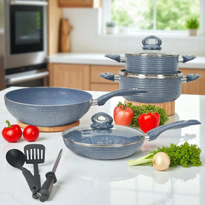Set de cocina Sankey 10 piezas Marble Collection en color azul con wok, sartén, cacerolas con tapa, utensilios de nylon y afilador sobre mesa de cocina.