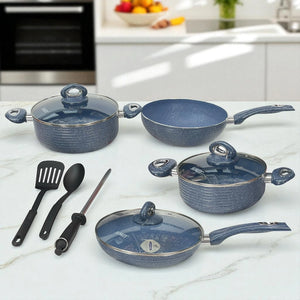 Vista del set de cocina Sankey 10 piezas en color azul con cacerola, sartén, wok y tapas de vidrio templado en cocina moderna.