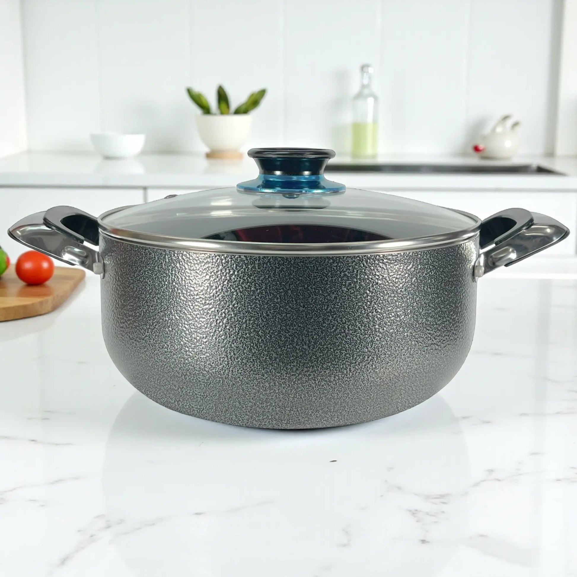 Primer plano de la olla 24 cm del set Sankey W-757, color gris granito con tapa de vidrio templado y perilla azul; interior antiadherente cerámico.