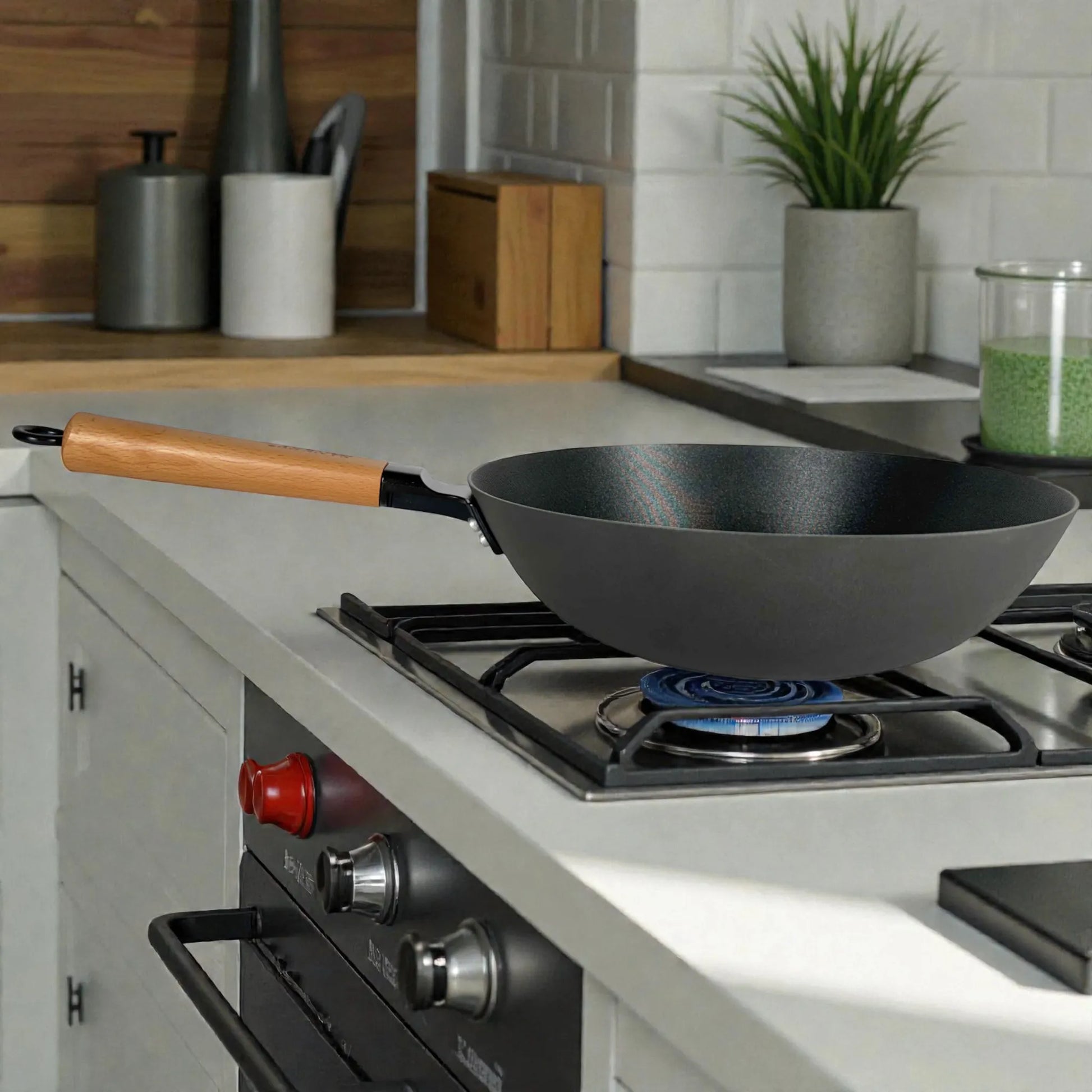 Wok Sankey de hierro fundido negro 30 cm (12”) sobre estufa de gas con llama azul, mango de madera, vista lateral.