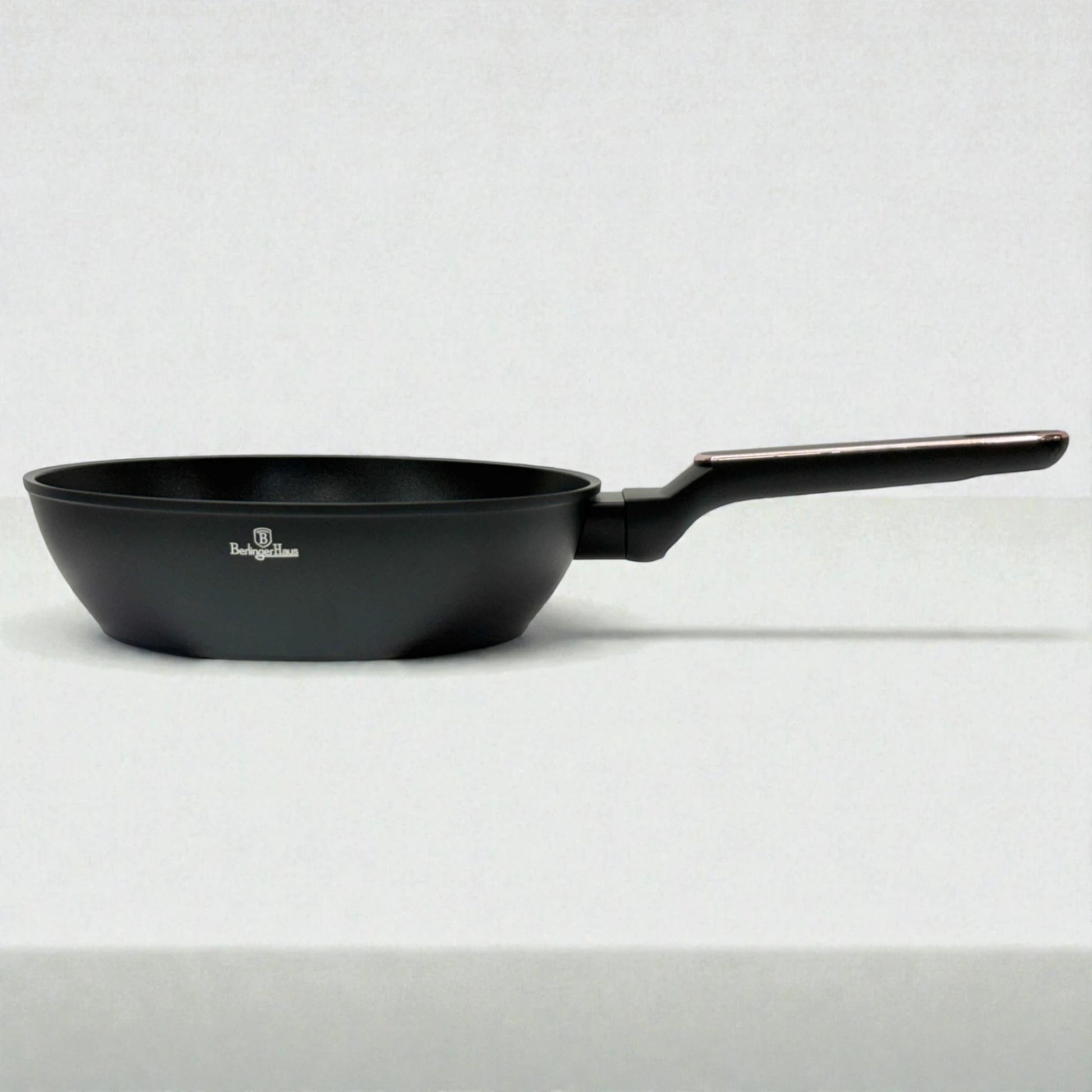 Sartén Berlinger Haus BH-8362 Black Rose Collection de 20 cm en color negro, vista lateral con mango ergonómico largo.