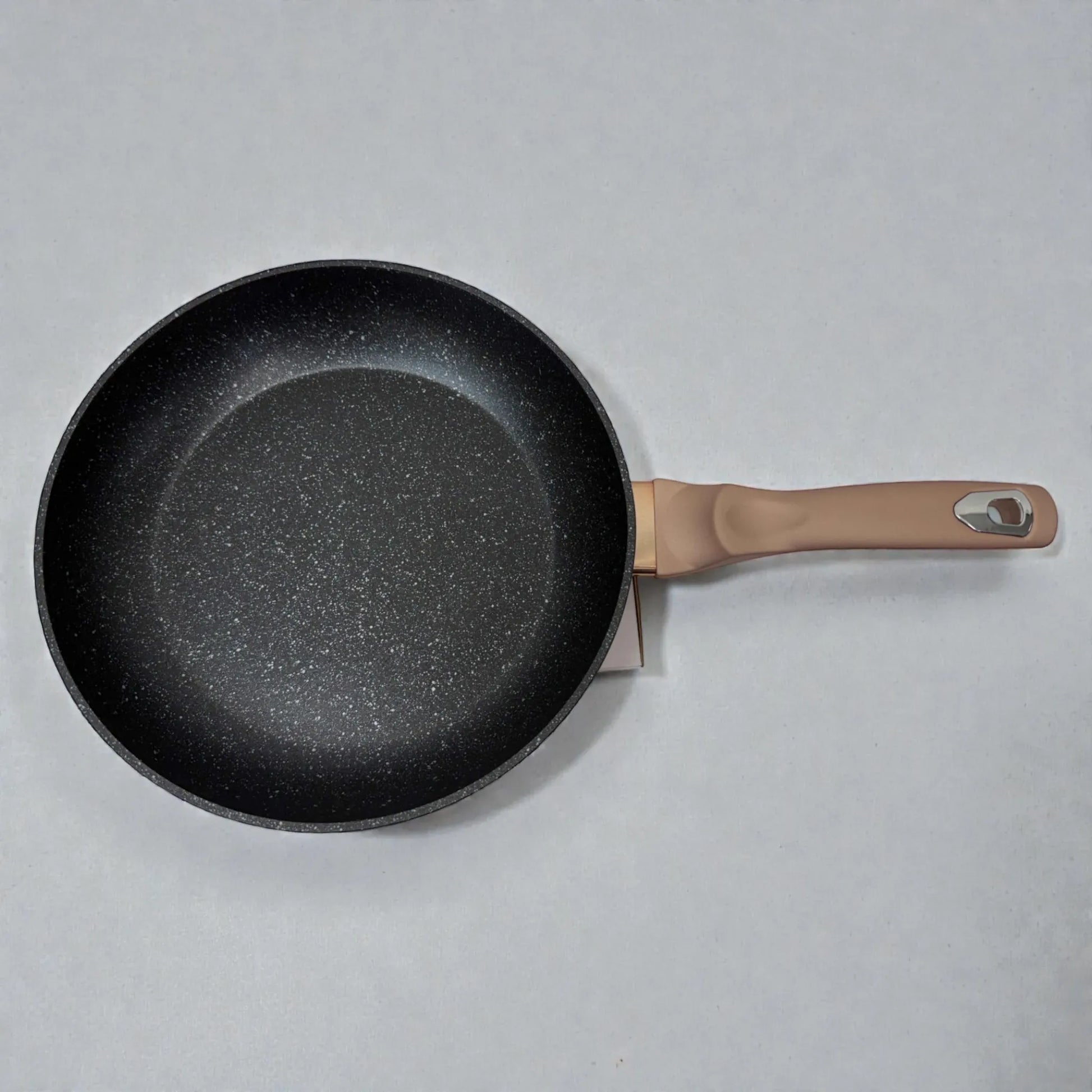 Vista superior de sartén Berlinger Haus Rosegold BH-1224N de 28 cm con recubrimiento antiadherente tipo mármol.
