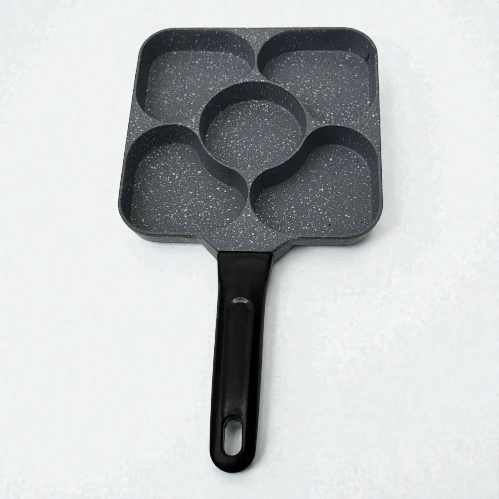 Sarten multifuncional 5 en 1 Synamore en color gris moteado con mango negro sobre fondo blanco, visto desde arriba para mostrar sus cuatro compartimentos exteriores y uno central redondo.